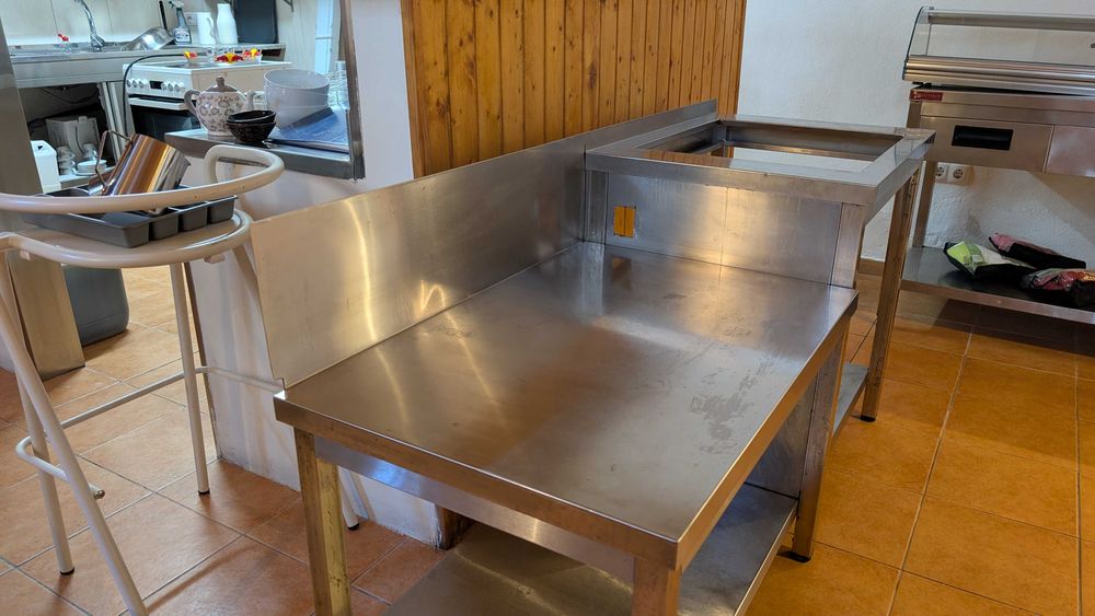 Bancada de Inox com dois patamares e abertura para fogão.