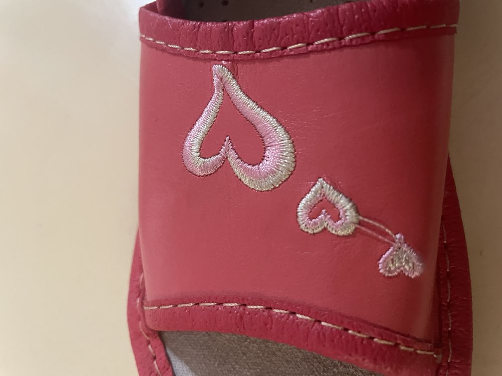 Kapcie, klapki dla dziewczynki - haftowane serduszka