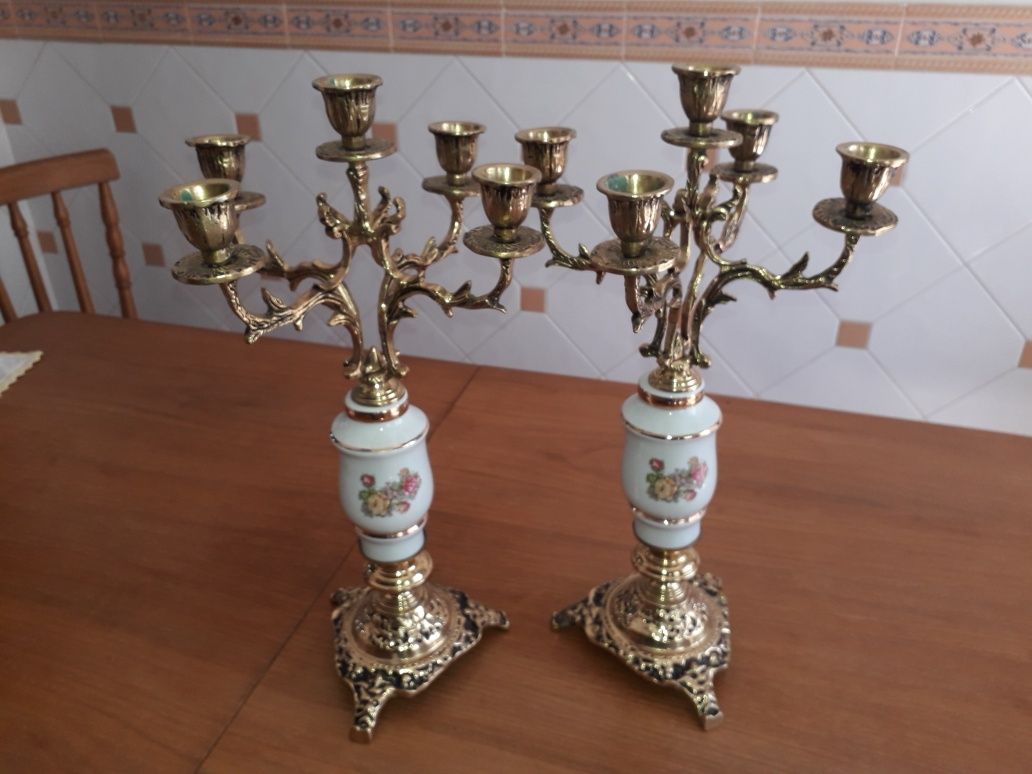 Candelabros em louça e ferro forjado