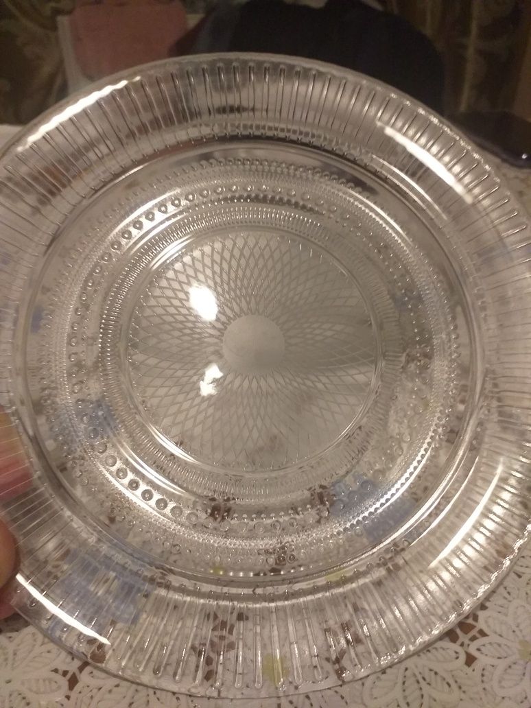 Набор тарелок прозрачных с узором.