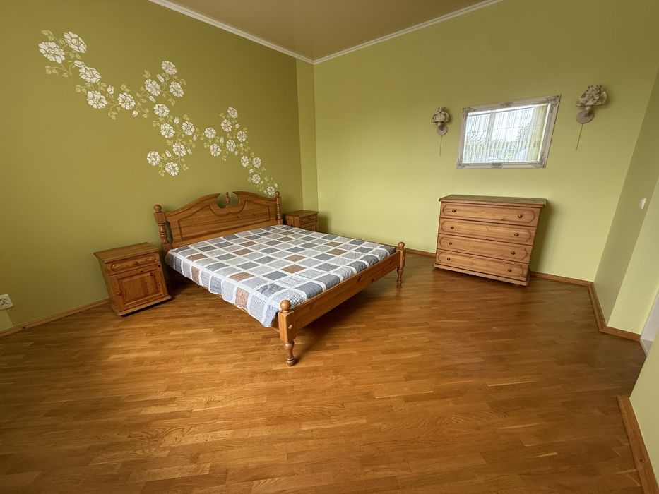 Спальний гарнітур з натурального дерева, ліжко, 2 тумби, комод