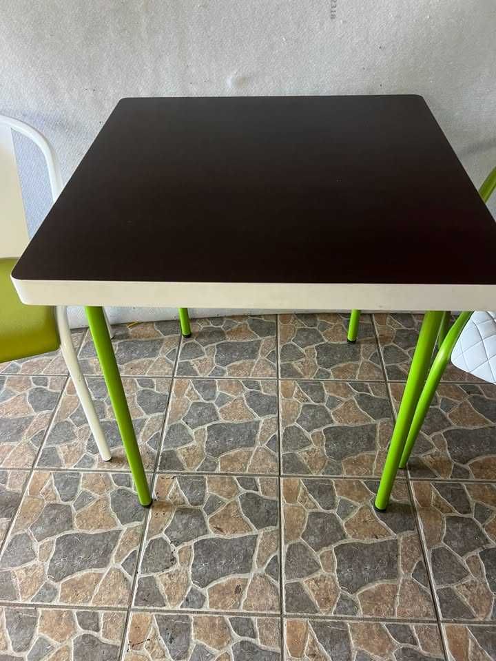 mesa com cadeiras