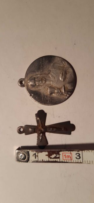 stare dewocjonalia , wisiorki świetych i krzyżyk pamiątka prl