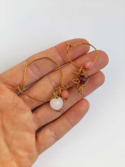 Brincos de argola assimétricos