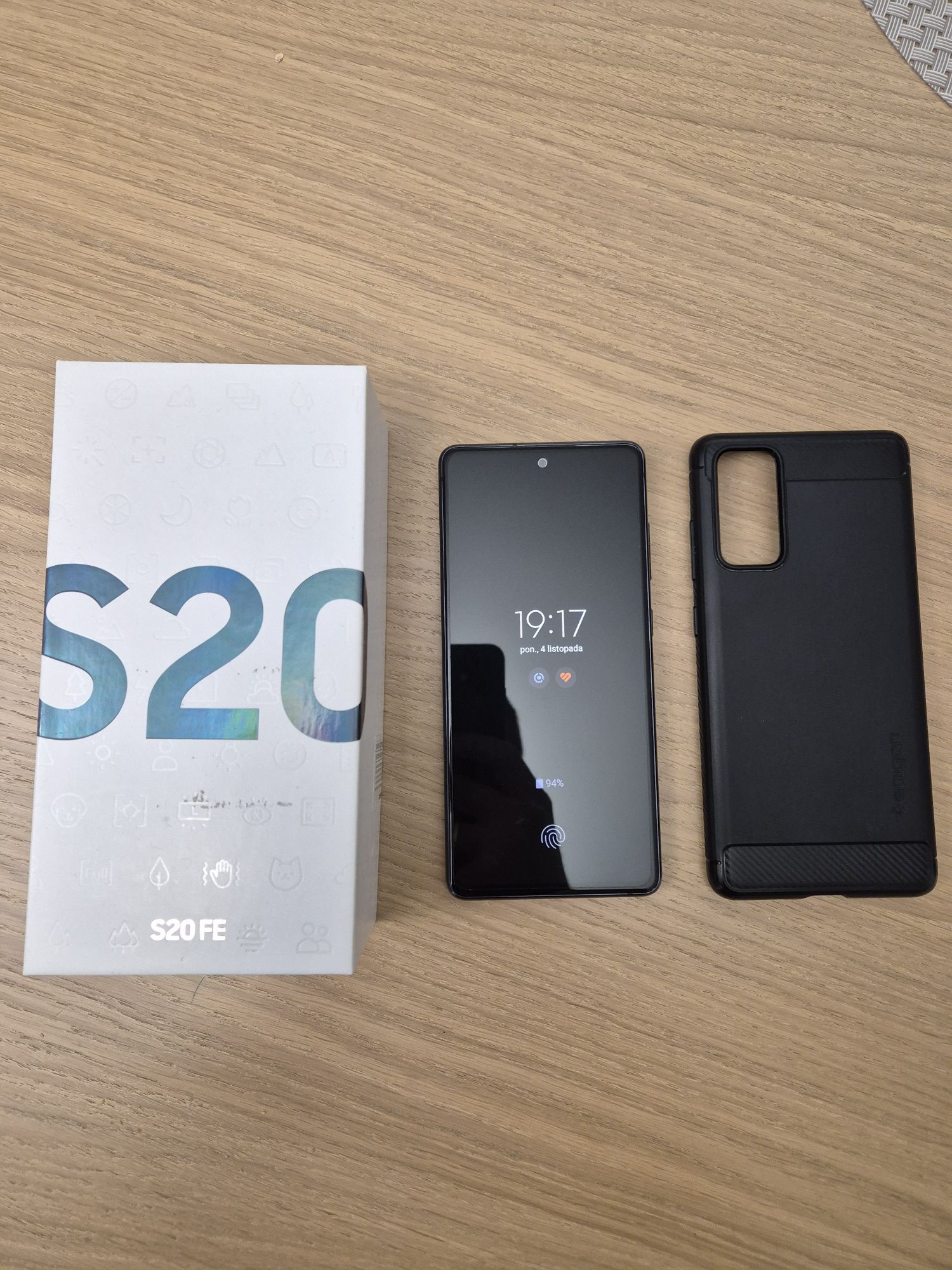 Samsung S20FE + etui Spigen