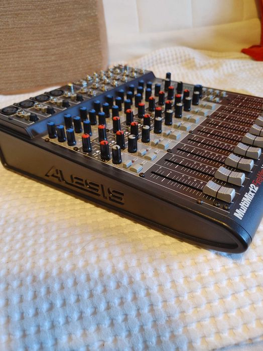 Alesis Multimix 12 Firewire (baixa de preço)