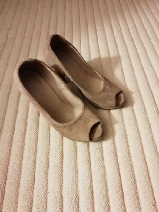 Sapatos abertos em pele