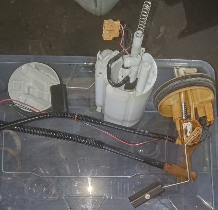 Паливний насос і датчик рівня w203 2.0 kompresor