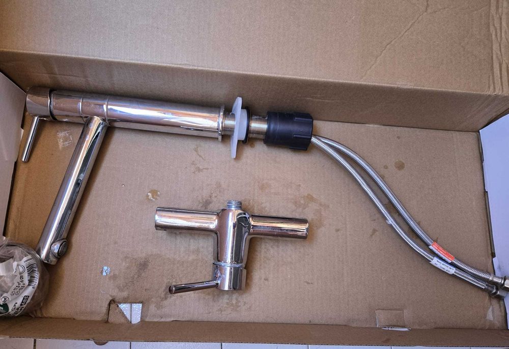 Lava loiça  e torneiras de cozinha e casa de banho