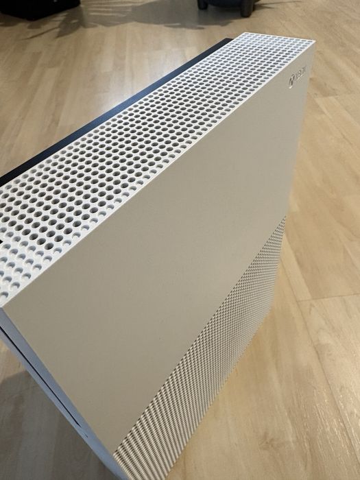 Xbox one S 1 TB + pad + 6 gier