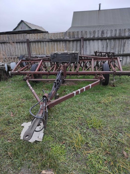 Сільгосптехніку(трактор,плуг,культиватор, лущільник)