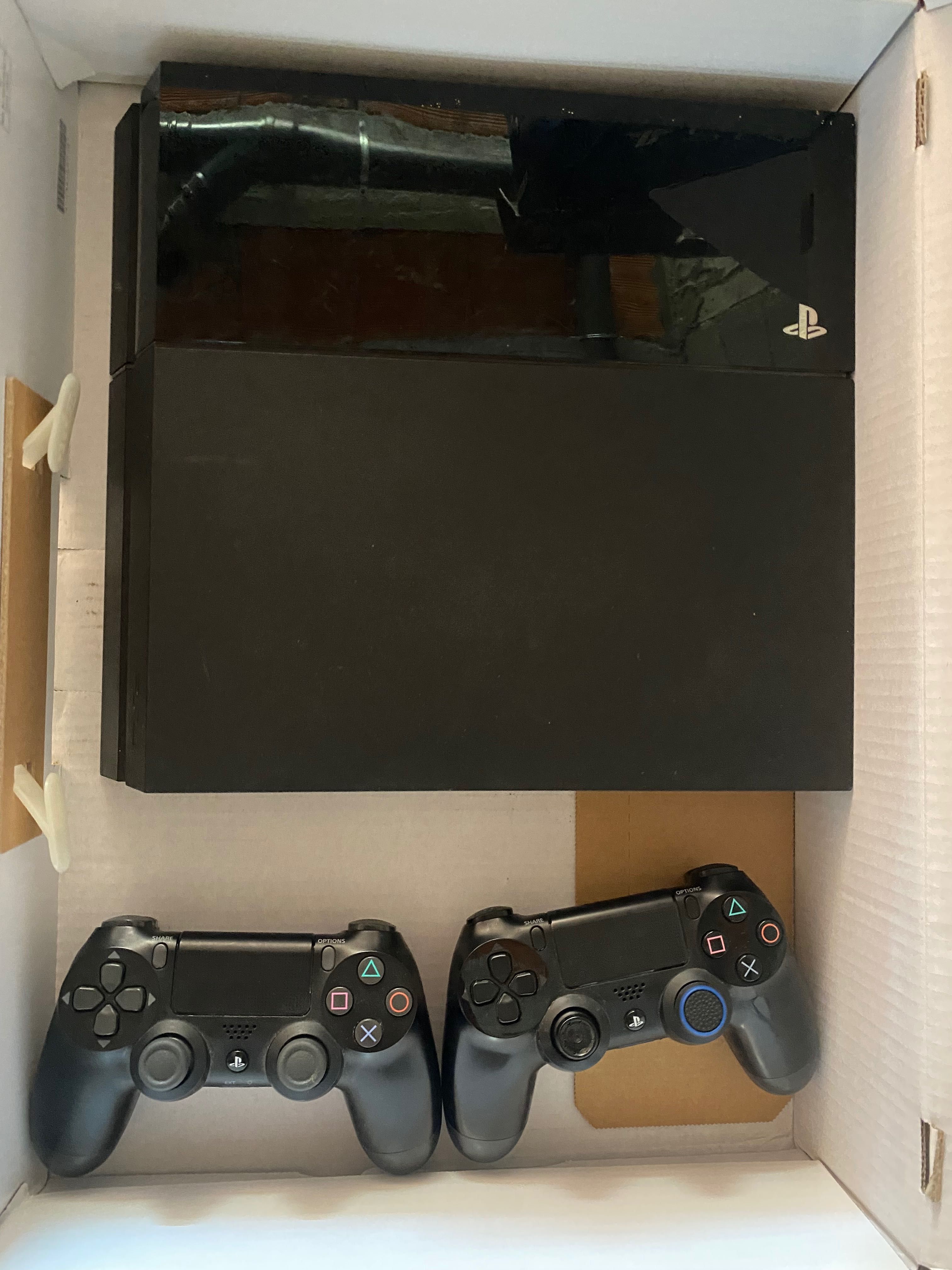 Ps4 como nova ainda com caixa +2 comandos + 4 jogos