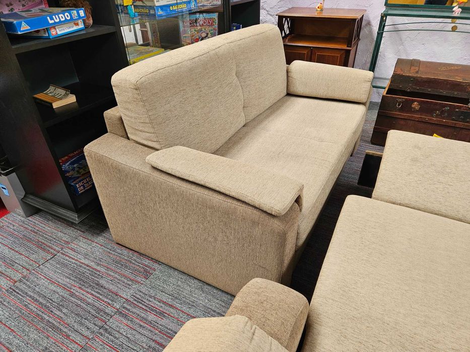 Sofá de dois lugares em tecido - Sem zonas rasgadas