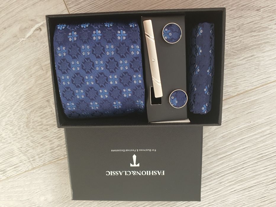 Zestaw męski krawat, poszetka, spinka do krawata, spinki do mankietów