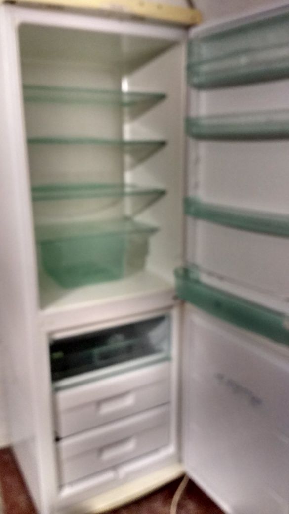 Продам холодильник б/у в хорошому стані.