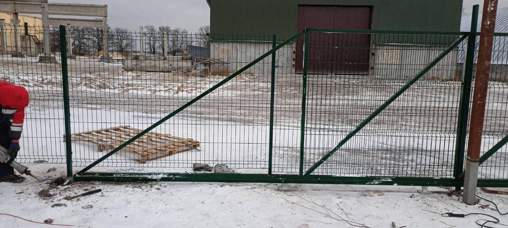 Забор с металл сетки для спортплощадки. Ворота и калитка