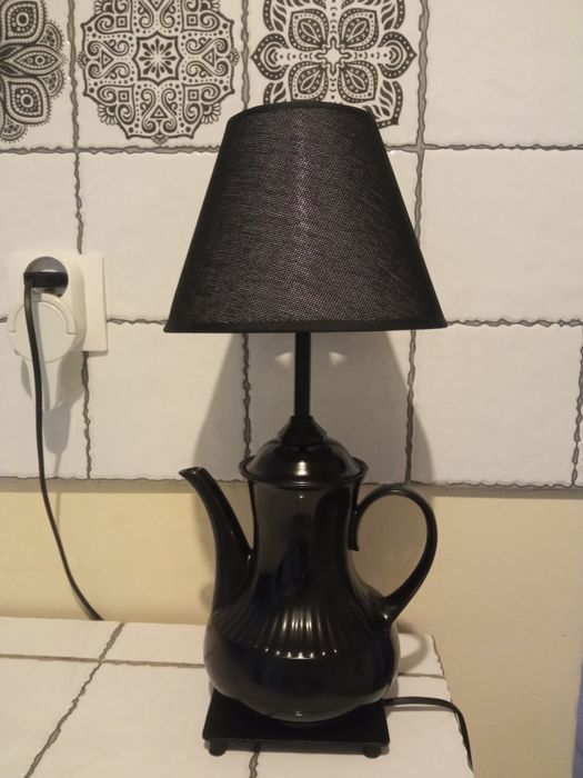 Lampka stołowa czarna