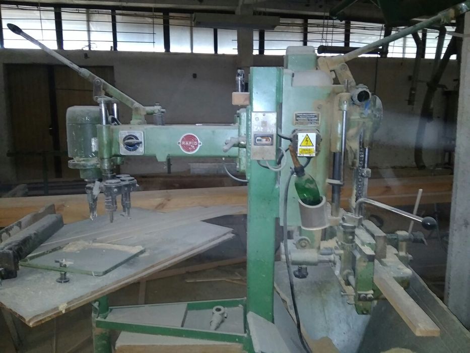 Dlutownica lancuchowa z wiertarka