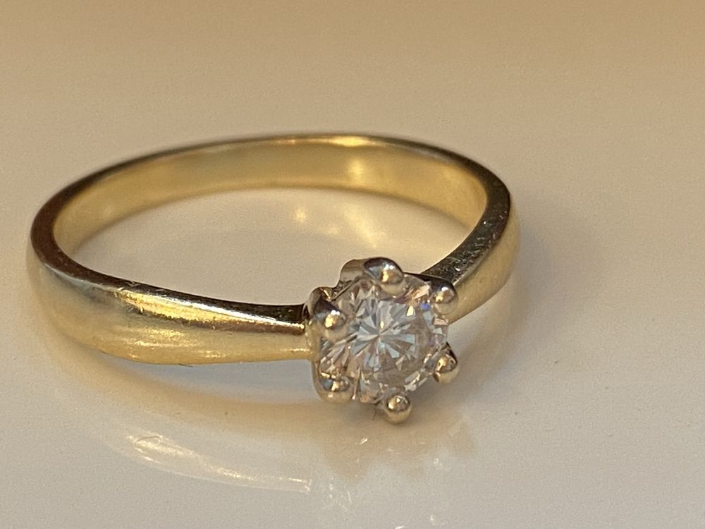 Złoty pierścionek z brylantem 0,40ct p.585