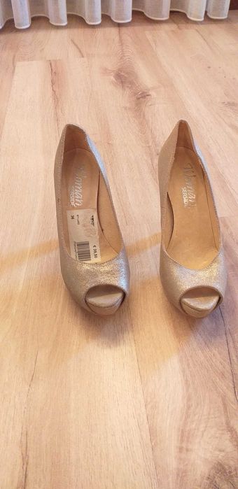 Sapatos dourados