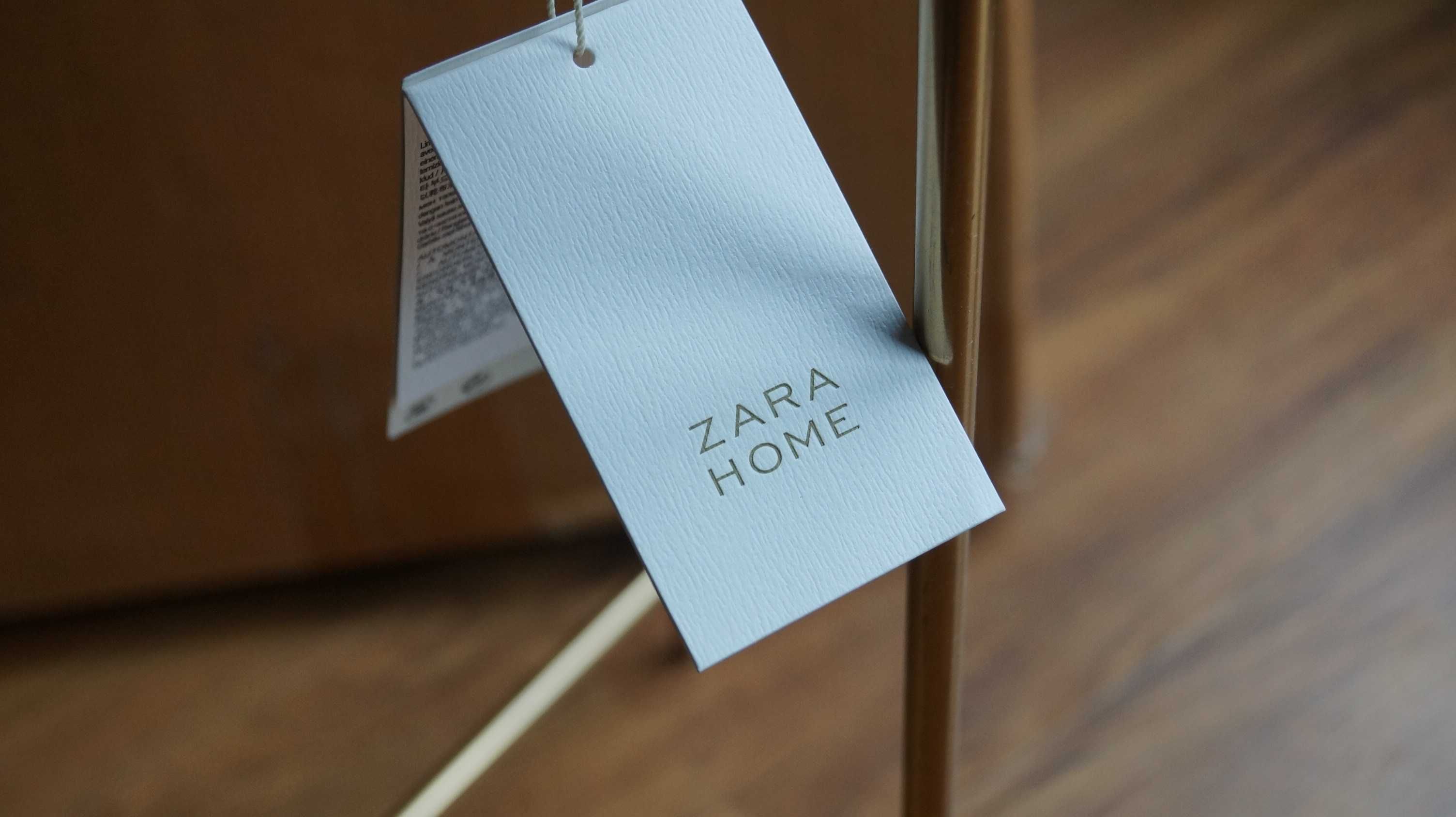 Mały marmurowy stolik Zara Home w kartonie