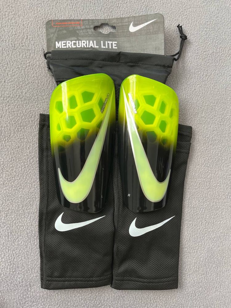 Футбольні щитки Nike