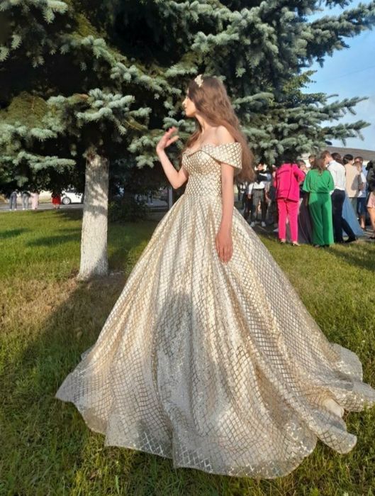 Випускна сукня золотиста