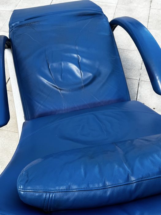 Cadeirão Rolf Benz – Design Alemão em Pele Azul