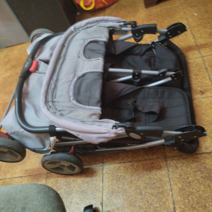 Carro de bebê de gêmeos