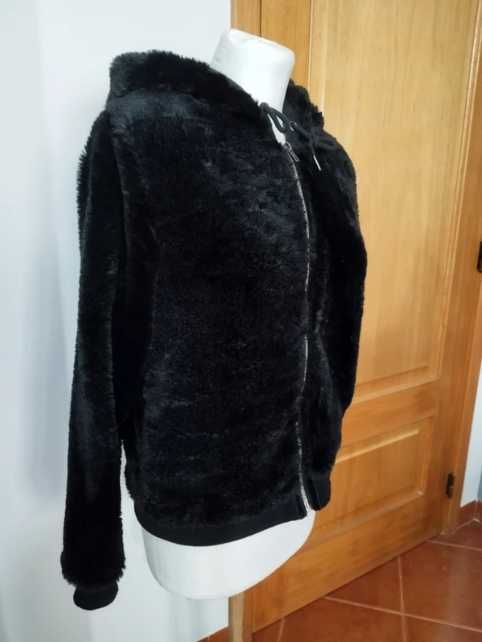 Casaco preto de pelo com capuz