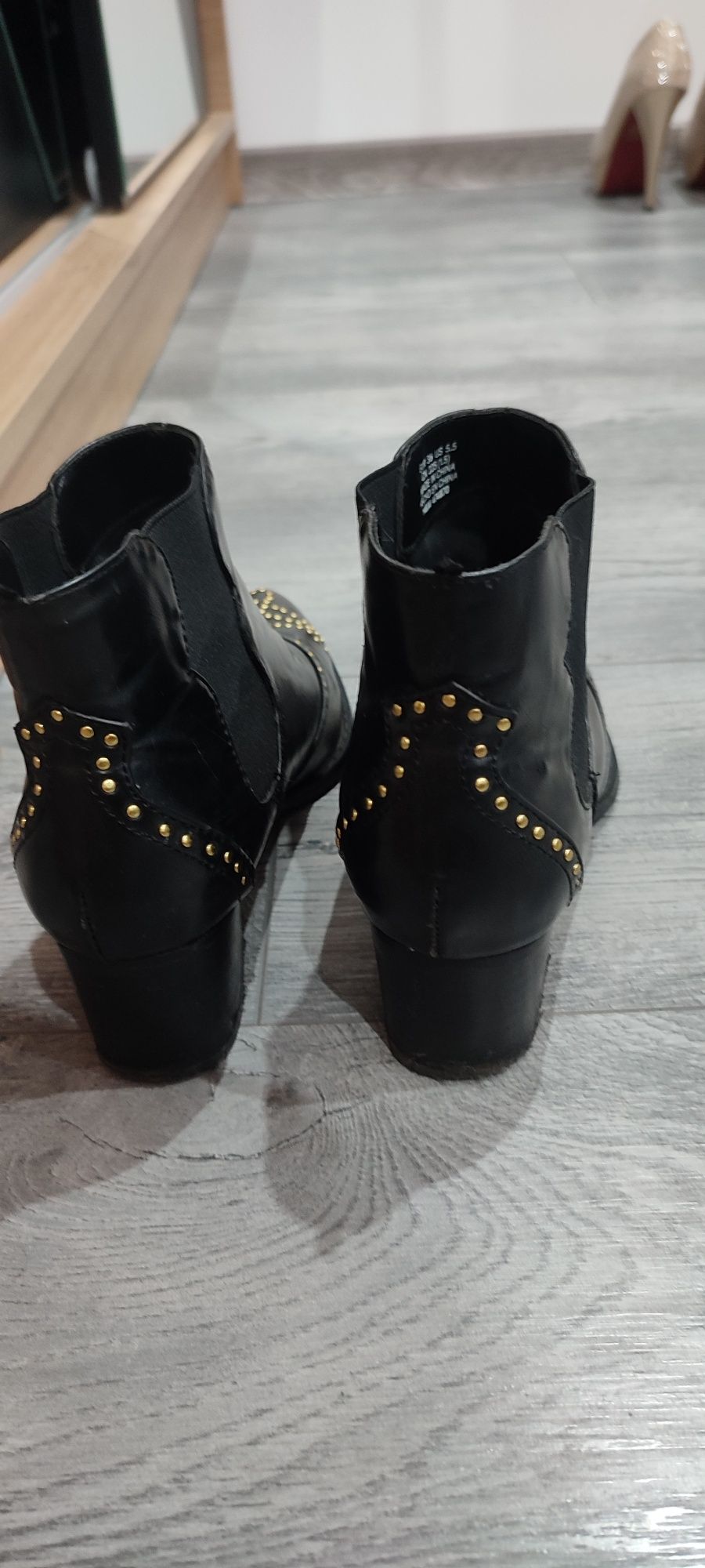 Sztyblety z ćwiekami  firmy H&M , botki