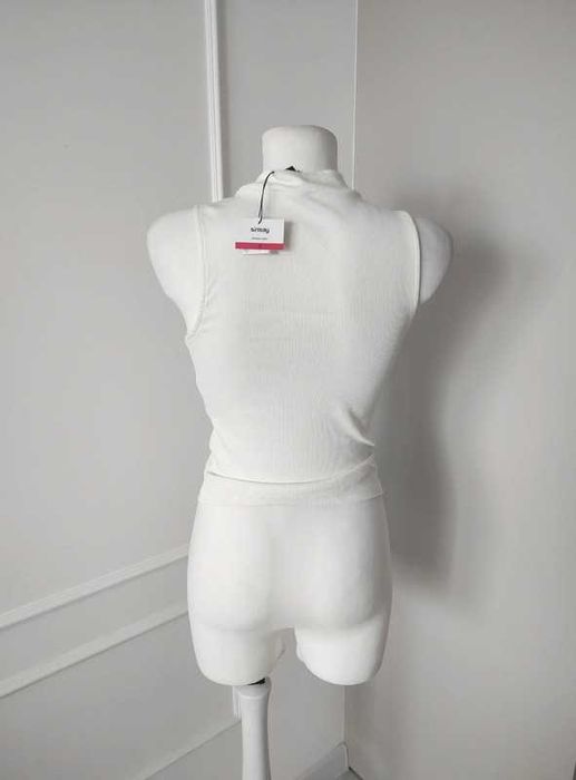 Top bez rękawów z półgolfem prążkowana Sinsay S | classy elegance