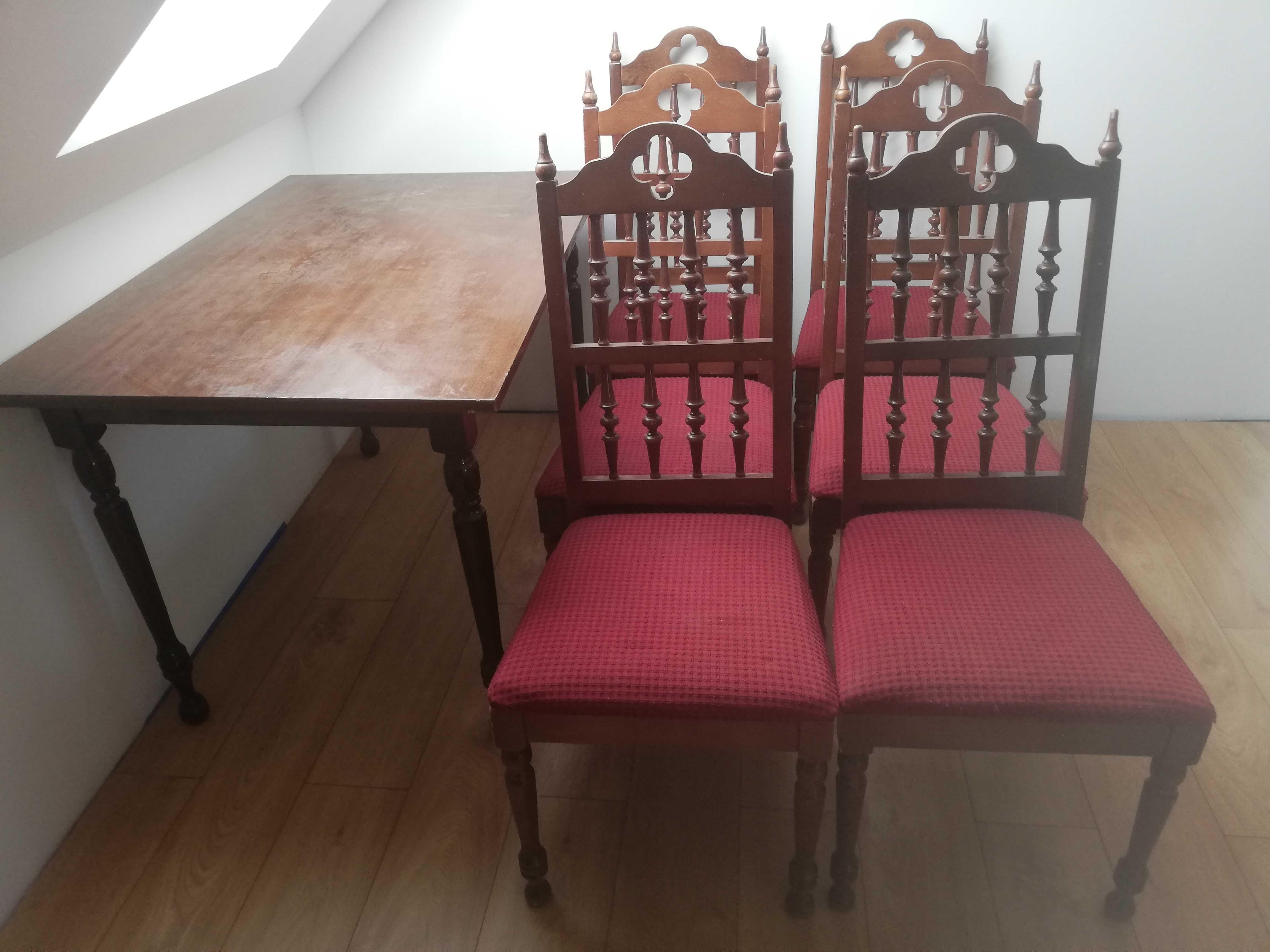 Krzesła drewniane tapicerowane i stół