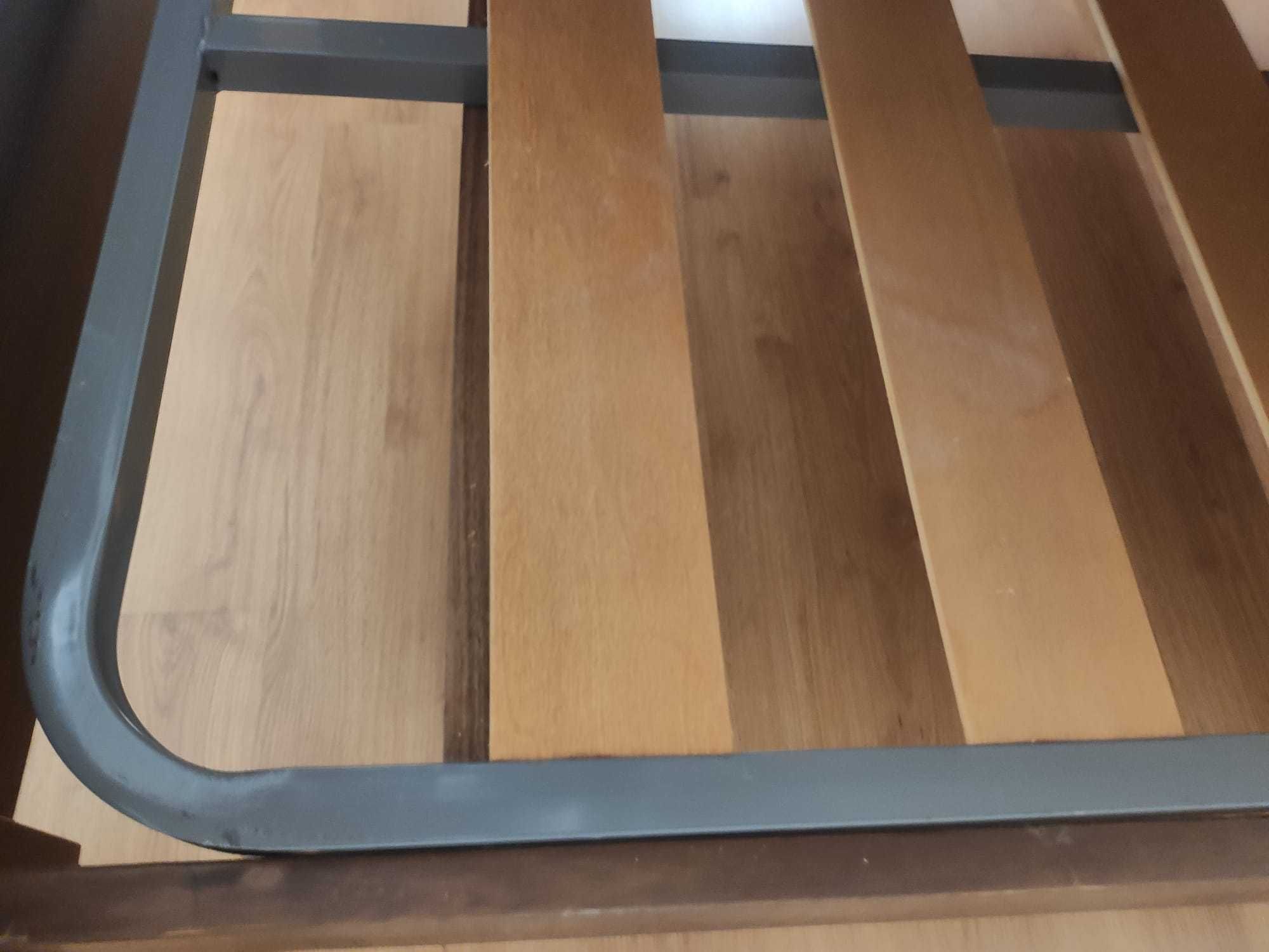 Cama de Casal Com Colchão Ortopédico e Estrado em Ripas
