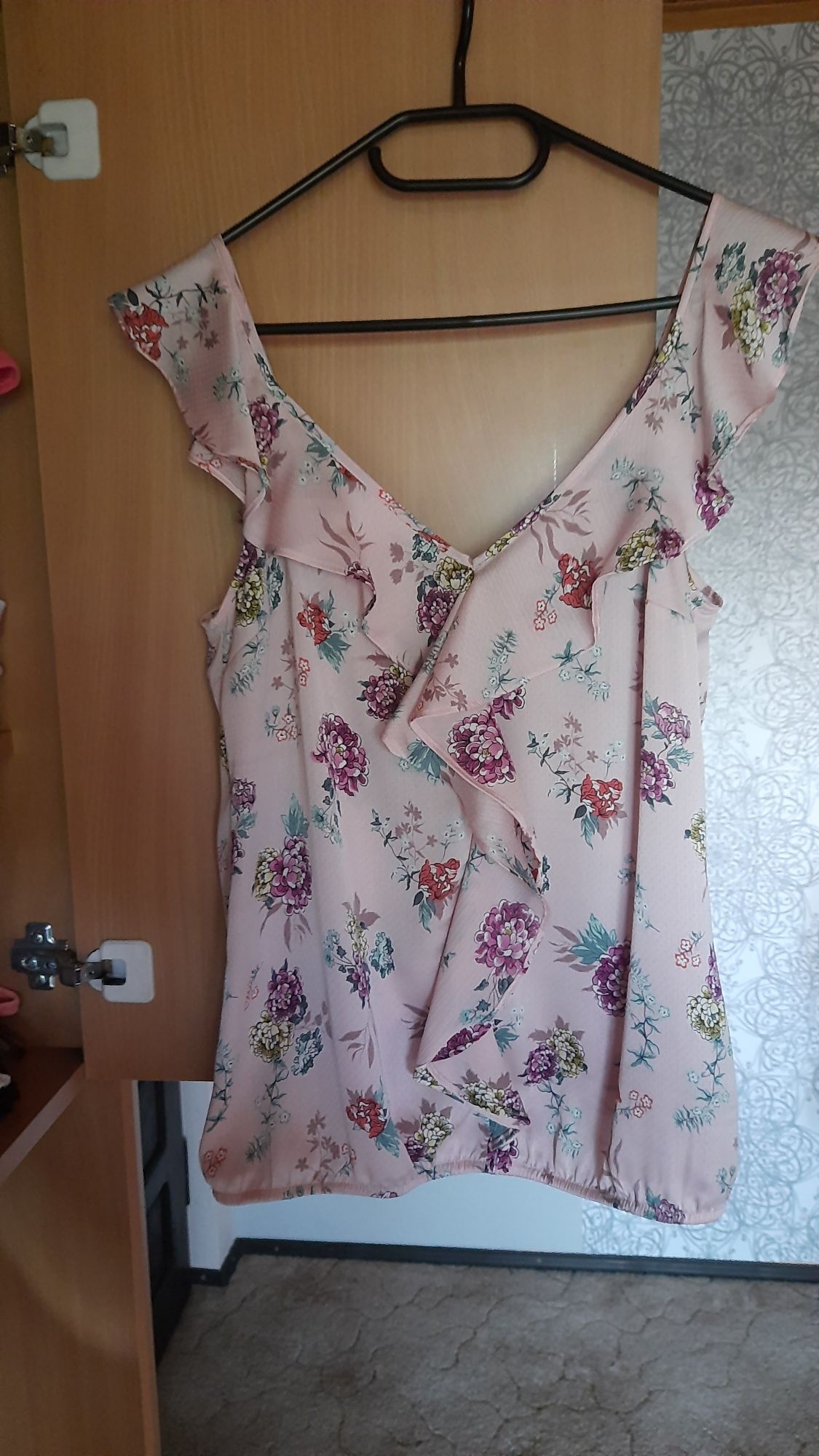 Letnia bluzka z falbanami Reserved 38