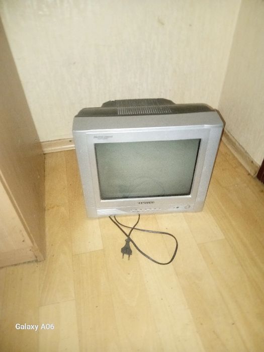 Продам цветной телевизор маленький рабочий samsung без антенны