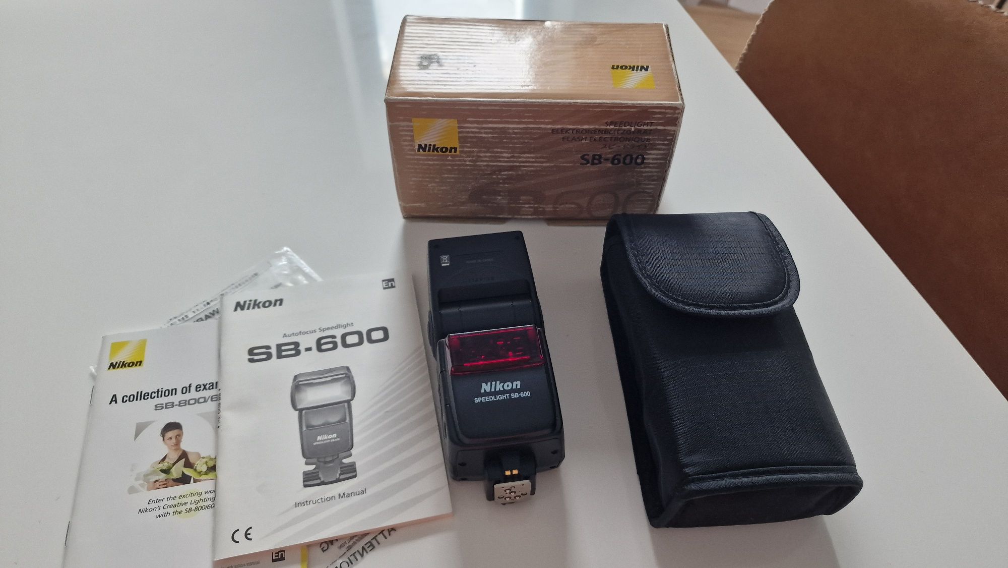 Nikon SB-600 Speedlight com acessórios