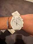 Snoopy x Omega Swatch SO33W700 Antygravitacyjna Biel