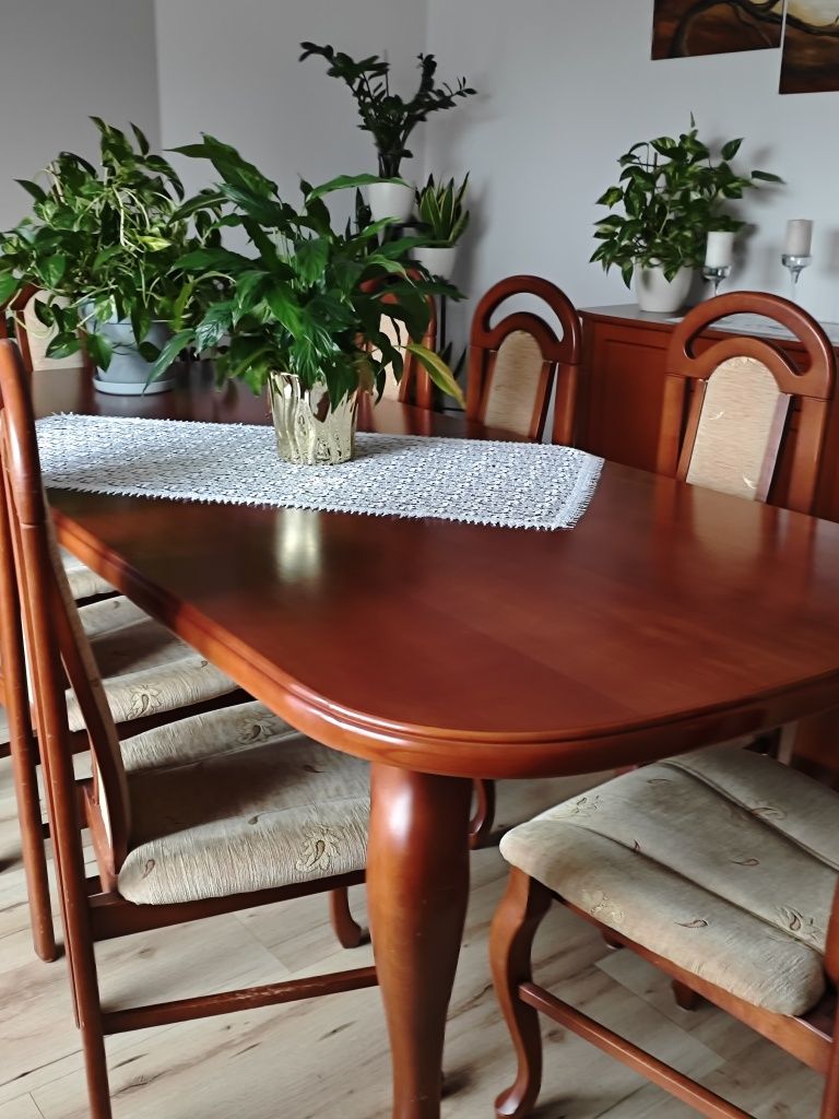 Meble do salonu wraz ze stołem i krzesłami