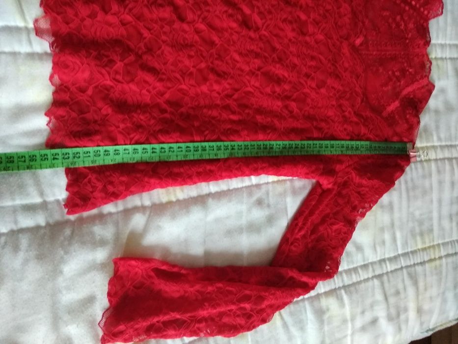 Camisolas de varias cores com renda