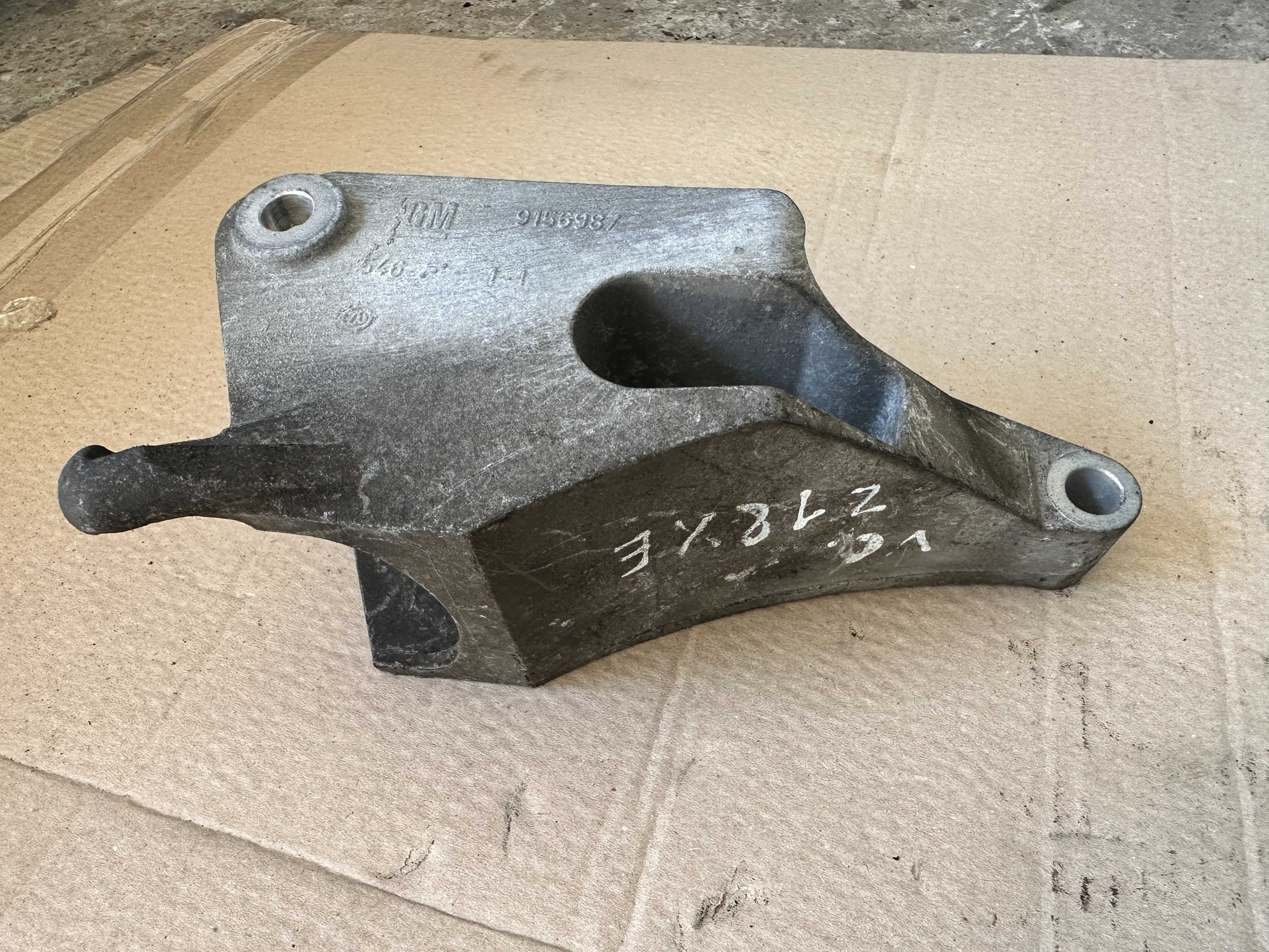 Кронштейн коробки Opel Vectra C 1.8i 9156987