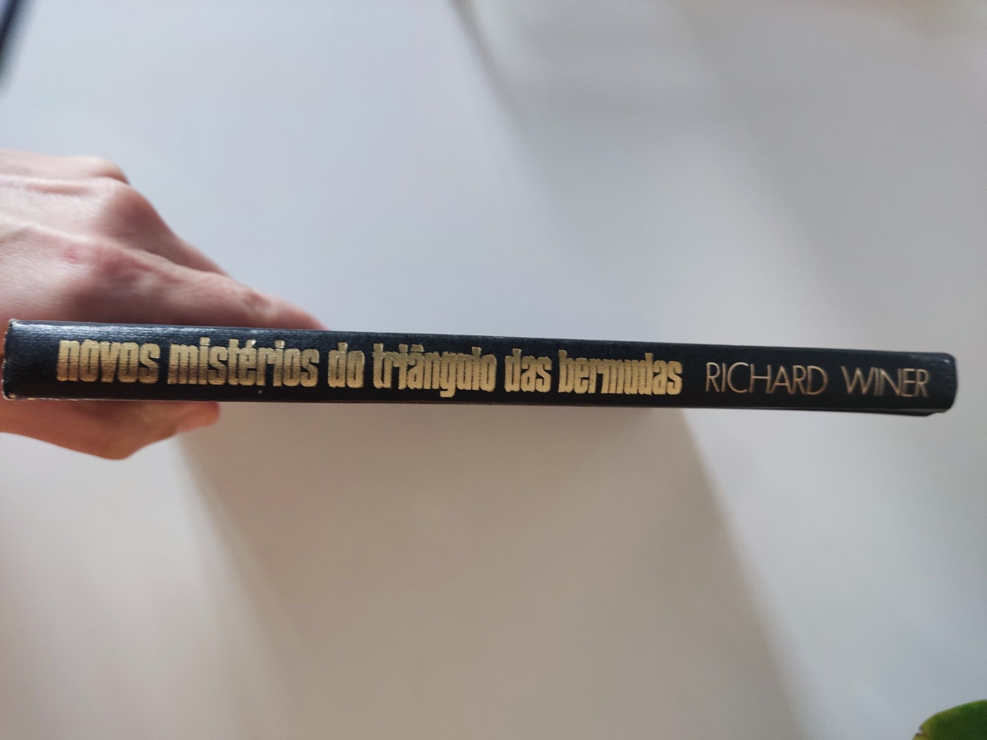 Livro Novos mistérios do triângulo das bermudas de Richard Winer