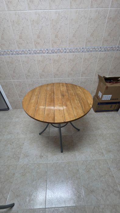 Mesa de cozinha redonda com 4 cadeiras