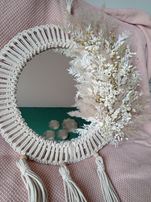 Lustro kompozycja kwiatów