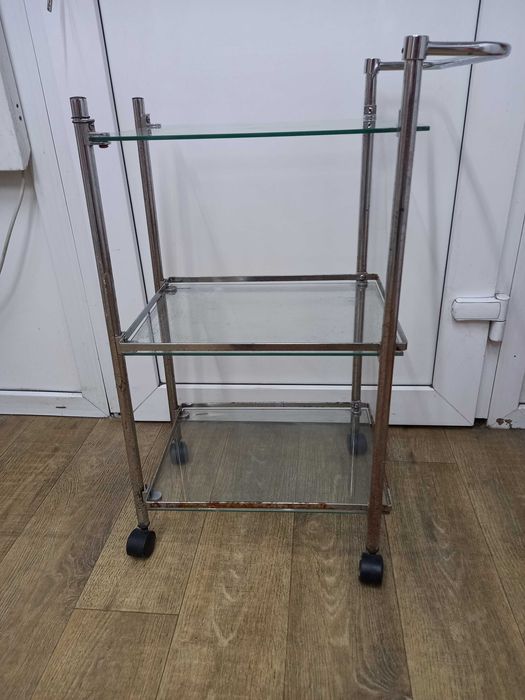 Столик 300грн.Стульчик на колёсах 300грн..Самовывоз.Караваевые Дачи.