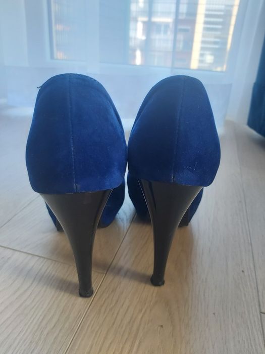 Skorzane kobaltowy buty na wysokim obcasie z lekka platforma/koturna