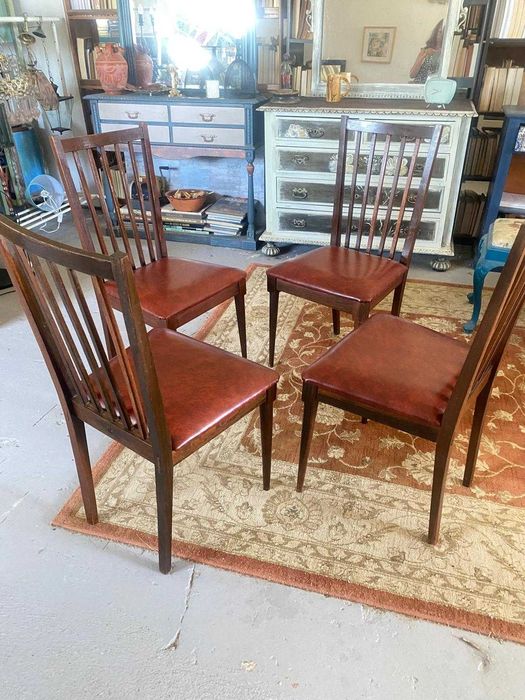 Quatro cadeiras vintage, pés de palito, bom estado