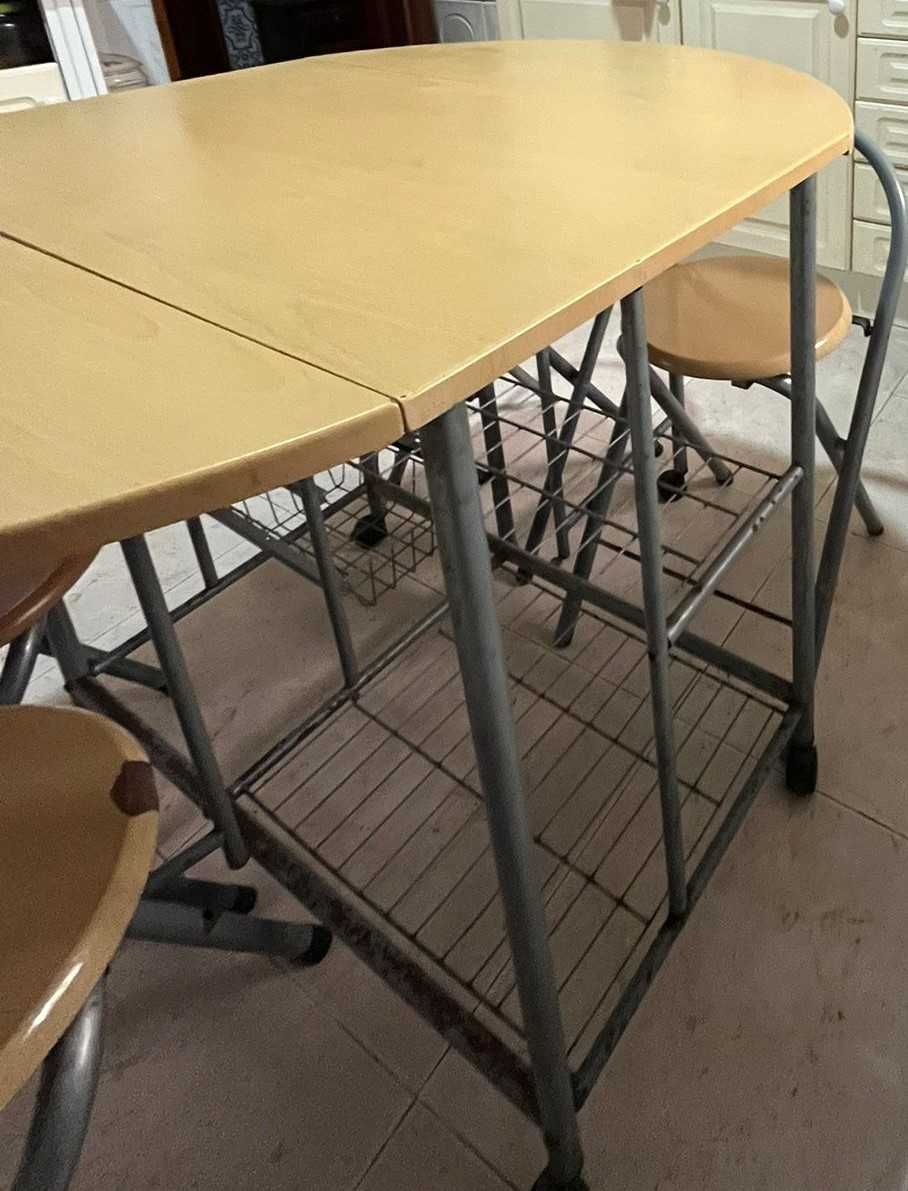 Mesa com rodas e arrumação mais quatro bancos