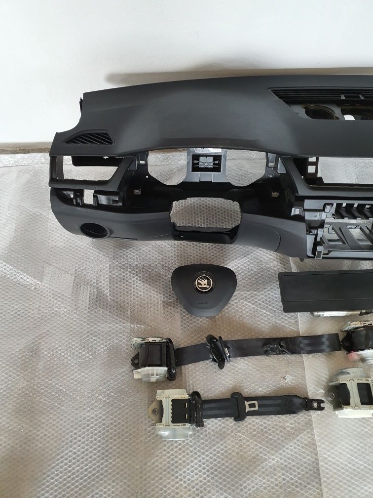 Skoda SuperB deska rozdzielcza konsola airbag