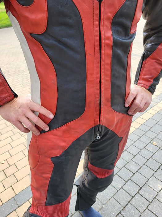 Prawdziwa czerwona skóra na motocykl, motor, jednoczęściowy kombinezon